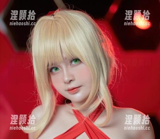 黑色蕾丝的新风貌，Azami俨然成了《优雅教科书》的封面人物！