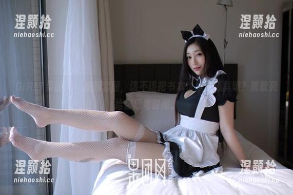 GIRLT果团网 - 校园套图，该不该把书本也拍成道具呢？黄歆苑给你思考时间。
