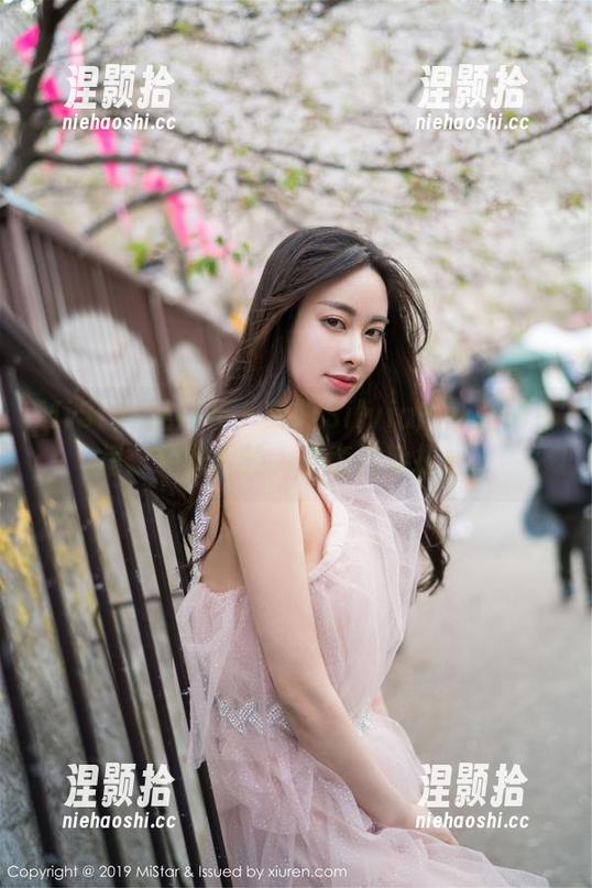 MiStar魅妍社-易阳Silvia MiStar魅妍社 - 易阳Silvia的新图册白裙:轻飘飘的,却意外地扎心。