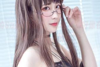 图片里的Sakiiii翎柒，黑枪呆？好像在说“来吧，给我一发！”