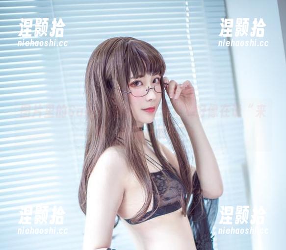 图片里的Sakiiii翎柒，黑枪呆？好像在说“来吧，给我一发！”