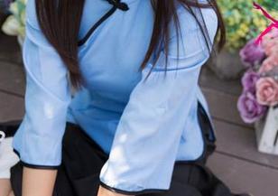 UGirls尤果网 – 绮里嘉的水手服定制作品，不知为何，让我想起了那只刚回到家的流浪猫，见到食物的欢乐。