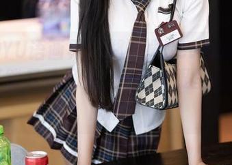 XIAOYU语画界 – 郑颖姗Bev的JK作品：你可能只看见糖，但是我眼里全是她的脑洞！