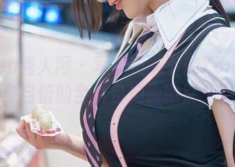 Xiuren秀人网 – 写真镜头下的Yomi悠蜜，满身自信的全套自拍俯瞰整个空间。