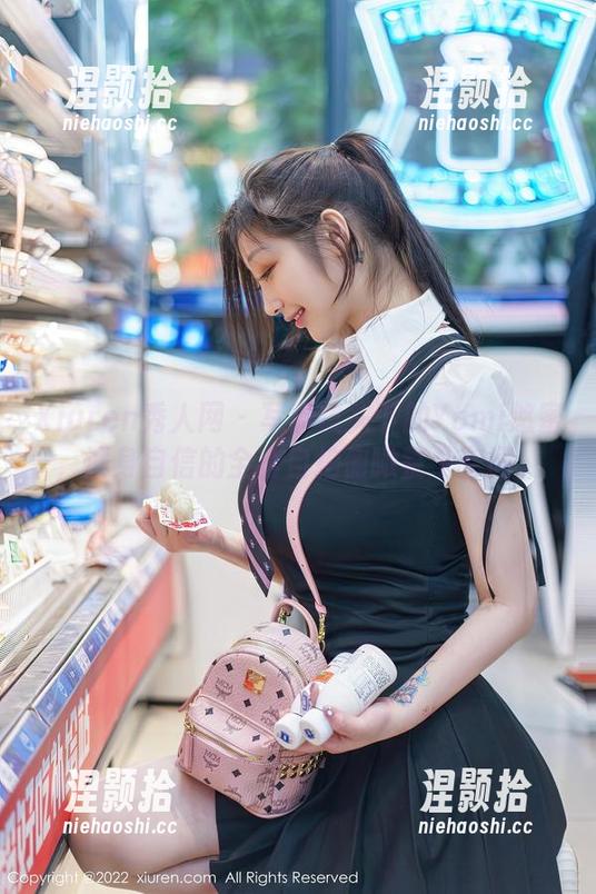 Xiuren秀人网-Yomi悠蜜 Xiuren秀人网 - 写真镜头下的Yomi悠蜜,满身自信的全套自拍俯瞰整个空间。