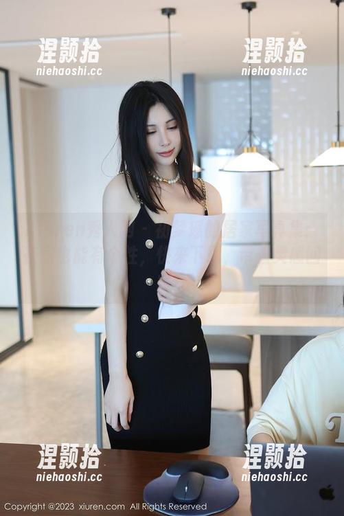 Xiuren秀人网 - 初梦瑶的居家写真集：在家也能有个性，快来下载，带着灵感回家！