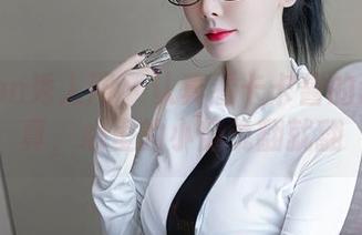 Xiuren秀人网 – 认真看卡卡酱的泳池写真，心里的小船说翻就翻
