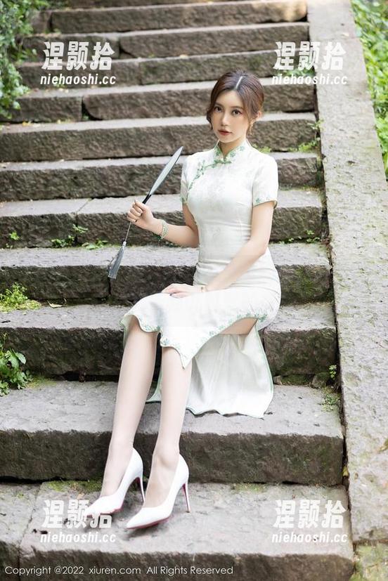 Xiuren秀人网 - 小纯子全套制服：好像每一处都带点儿时髦的丧气