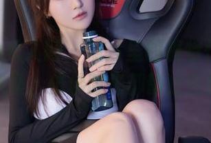 Xiuren秀人网 – 照片里的模特悦悦，眼镜摇摇欲坠，仿佛时光都静止在那一刻。