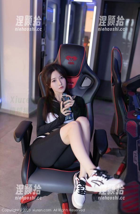 Xiuren秀人网-模特悦悦 Xiuren秀人网 - 照片里的模特悦悦,眼镜摇摇欲坠,仿佛时光都静止在那一刻。