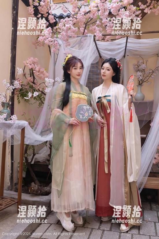 Xiuren秀人网-陈雅漫VICKY Xiuren秀人网 - 在线中,陈雅漫VICKY化身秘书,美图总是那么撩人!