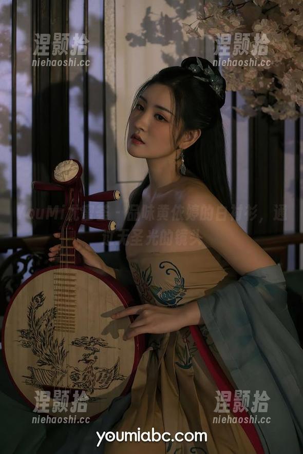 YouMi尤蜜荟 - 品味黄依婷的白衬衫，通过无圣光的镜头