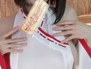 miko酱ww又更新了图包，刻晴隐约透出的气质好像是在给我默默加油，哈哈，奇怪吧？