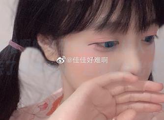 佳佳好难啊的灰丝cos，真让人不敢直视，丢了眼神不说，连魂都快出窍了。