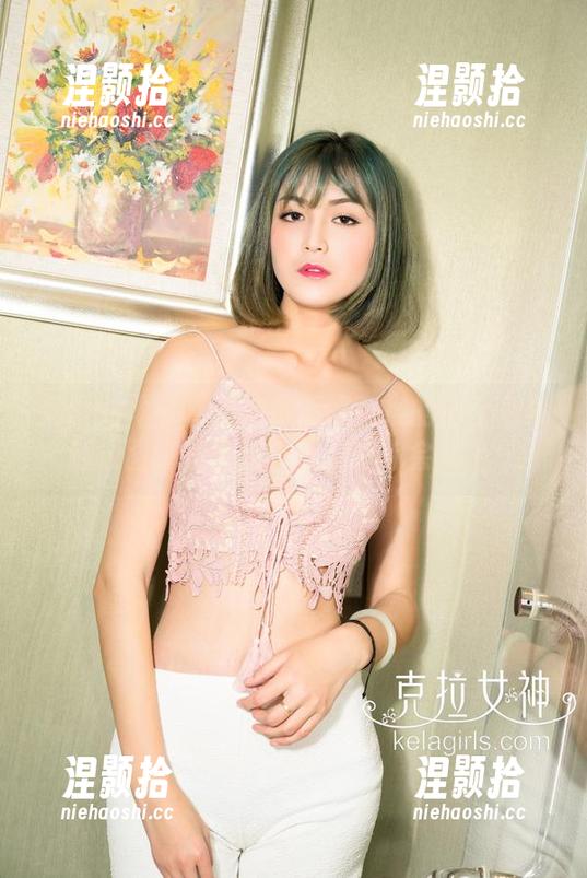 克拉女神 - 嘉萌这张不好直视的比基尼福利原图，透着点小倔，但你会爱上！