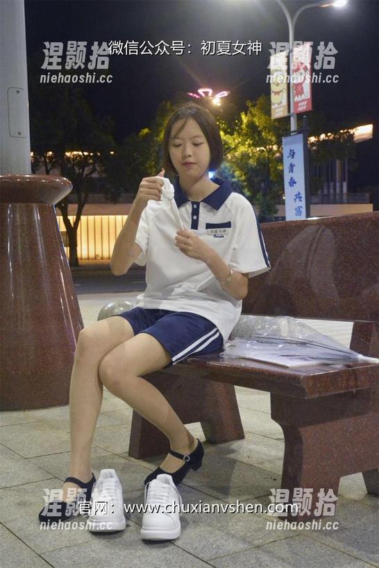 初夏女神 - 依依的豹纹图包，穿得像如同画中走出来的。