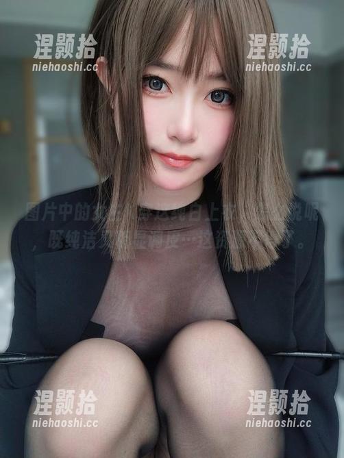 女主K 图片中的女主K穿这纯白上衣,怎么说呢,既纯洁又稍显调皮…这资源不得了。