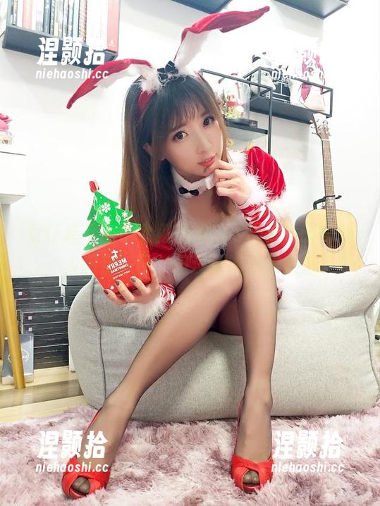 女仆装下的小女巫露娜Cos合集，萌得让人想亲一口，但没别的意思哦。