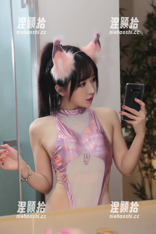 高清写真技艺超群，小女巫露娜的金丝旗袍让人目不转睛，想多看几遍这绝妙混搭。