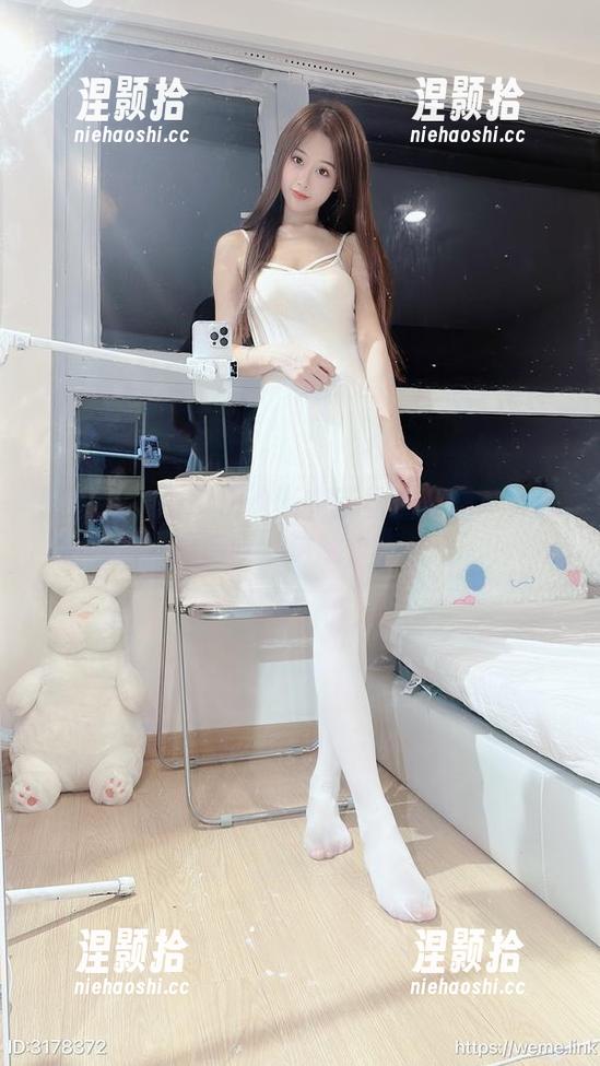 微密圈 - 小萌子的渐变蓝丝袜套图：更新后你只能感叹‘这腿，真神奇’！