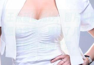 推女郎 – 王依萌的婚纱，图片里居然还有一种仪式感的节奏。精选了几张，让我们更慢一点地欣赏。