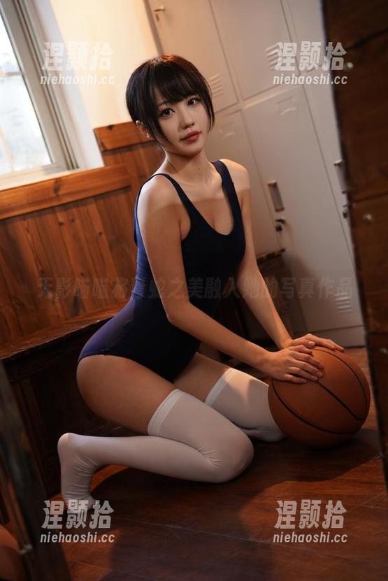 无影喵喵将青蛇之美融入她的写真作品