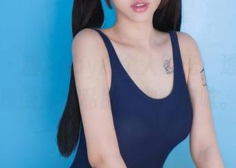 果团网 – 甜Abby的个人时光：透过皮衣感受那份私房的独特韵味。