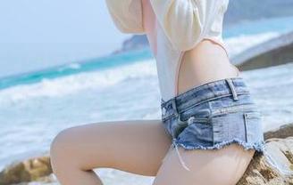 桃良阿宅的网袜写真带我开了眼界，原来图集里藏着那么多踌躇和玩味。