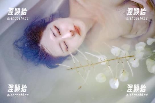 被抚摸的衬衫，樱晚gigi的套图让人欲罢不能