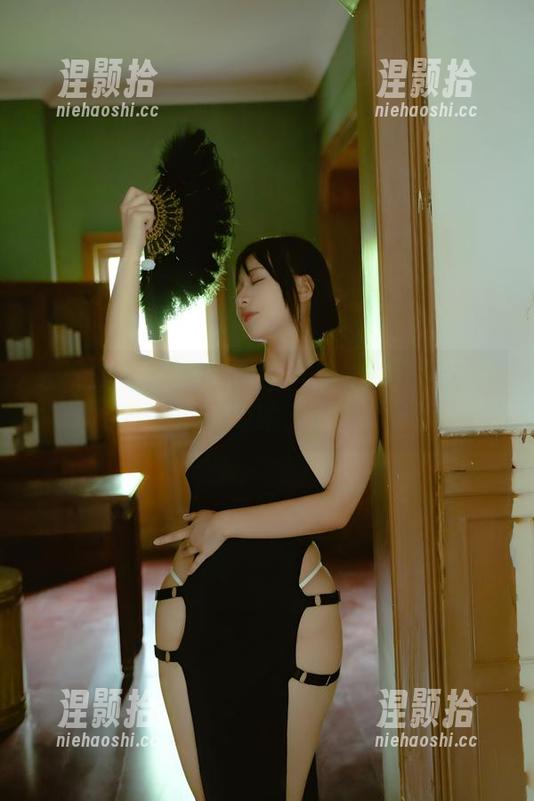 浅安安的兔女郎cos，不小心把我的耳朵都勾跑了！