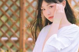 爆机少女喵小吉照片集：赛博朋克，一脚踏入未来的奇妙旅程，心中略微激动。