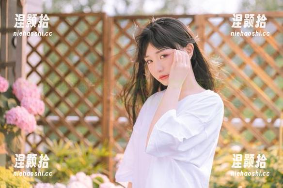 爆机少女喵小吉照片集：赛博朋克，一脚踏入未来的奇妙旅程，心中略微激动。