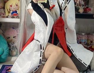 白栎Shirly的美图：藤田琴音的打歌服穿得好像被时光遗忘