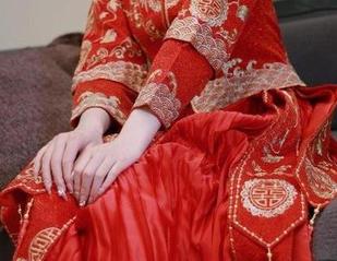 微密圈 – 各位，白龙猫女又来了！她的肉丝秀禾服写真就是个大趣味！