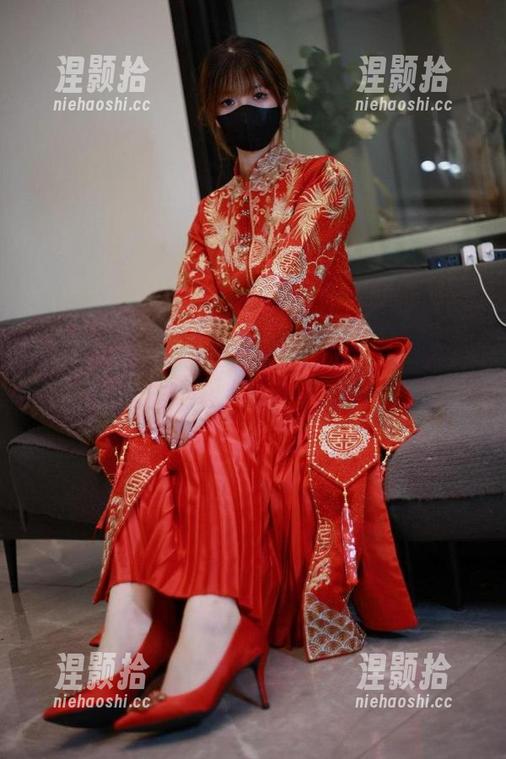 微密圈 - 各位，白龙猫女又来了！她的肉丝秀禾服写真就是个大趣味！