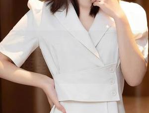 秀人网 – 完全沉浸在Zoe柚柚女王的作品里，结果图库里发现她出乎意料的自在。