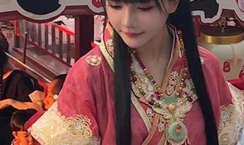 疯狂下载秋山AkI的死库水全集，哇，有种怀旧的气息