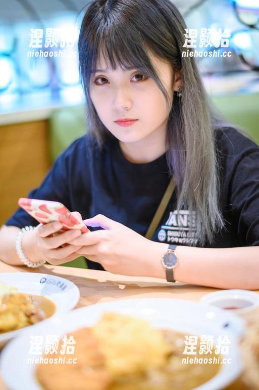 秋楚楚不秃头在这里，粉色透明女仆套图，这要是泡咖啡肯定要放糖，太甜了吧…