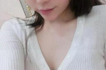 微密圈 – 一窥童小芯的吊带黑丝全套，图片中的那种随意感真让人意外。