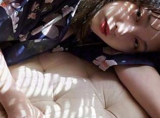 蜜桃社 – 在泳池里，Suki就像一朵不愿意开放的花，等着晒太阳了图片分享帮你们找到那份细腻的绿意！
