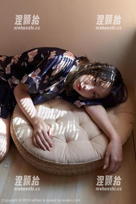 蜜桃社 - 在泳池里，Suki就像一朵不愿意开放的花，等着晒太阳了图片分享帮你们找到那份细腻的绿意！