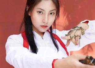蜜桃社 – 杏子的睡衣原图，这值得一看，尤其是细节，先赞一下她的某种洒脱气质。