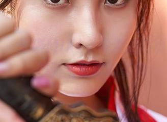 蜜桃社 – 米琪MIKI，海边的写真小精灵，沙滩上变换的姿势