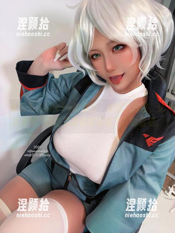 看贝贝琪Becky的美图，看黑发豹纹，让我有种“这些资源都输给我了”的错觉。