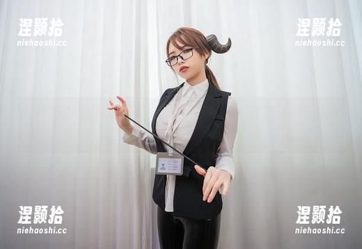 雯妹不讲道理圣诞写真集：画面里有多少色，有多少调皮的角度，数不清。