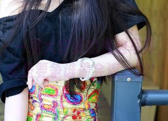 青豆客 – 一组大安妮的海边写真，咱们其实是要争谁最会遮太阳！