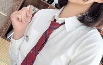 在魔物喵nigisa的全套黑色图集里，氛围有点怪，像猫咪悄悄溜进夜晚。