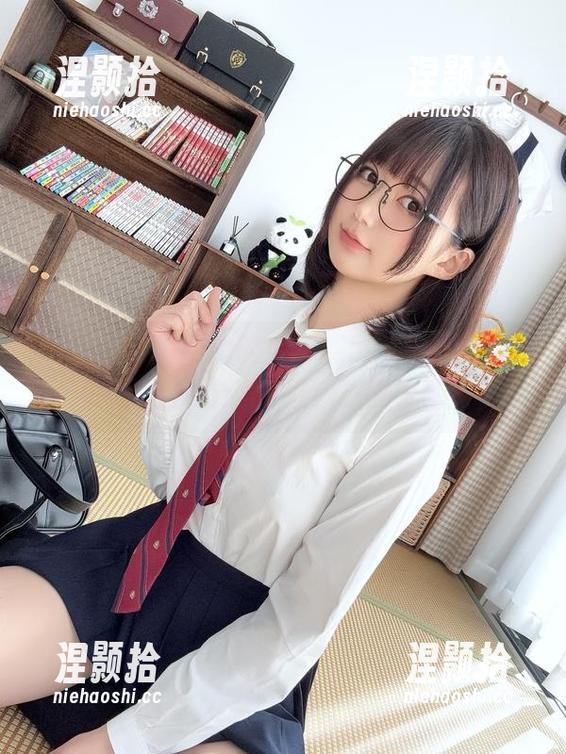 在魔物喵nigisa的全套黑色图集里，氛围有点怪，像猫咪悄悄溜进夜晚。