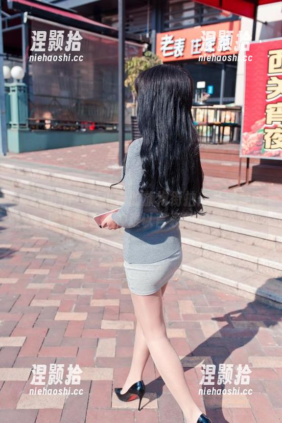魔镜街拍 - 艾小青的旗袍街拍：私房美图里飘散着一种难以言表的雅致。
