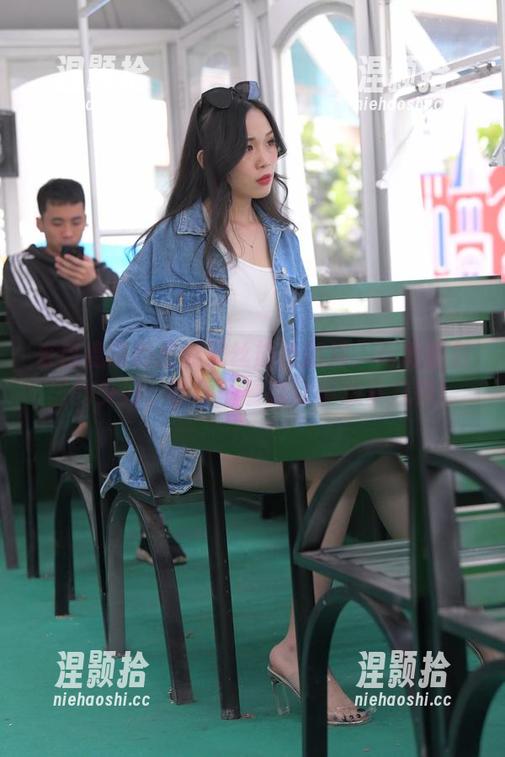 来自魔镜街拍的黑丝旗袍加持：高清图包里的少妇，随便一看就让你想多几秒！